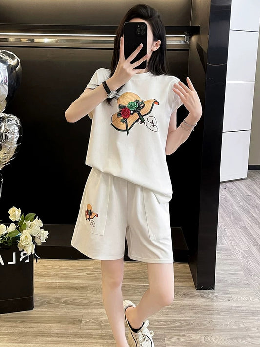 Comfortable lazy style casual sports suit for women 2025 summer fashion age-reducing white short-sleeved top and shorts two-piece suit