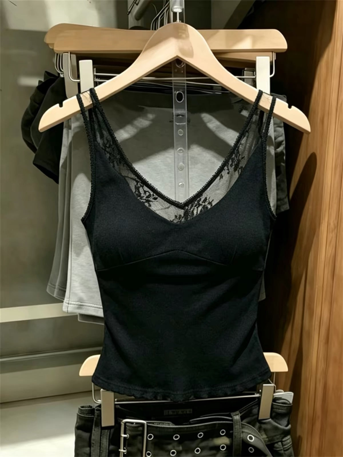 Women's Black Sleeveless V-Neck Camisole with Lace Paneling – Chic Korean-Style Summer Top Suitable for Outerwear