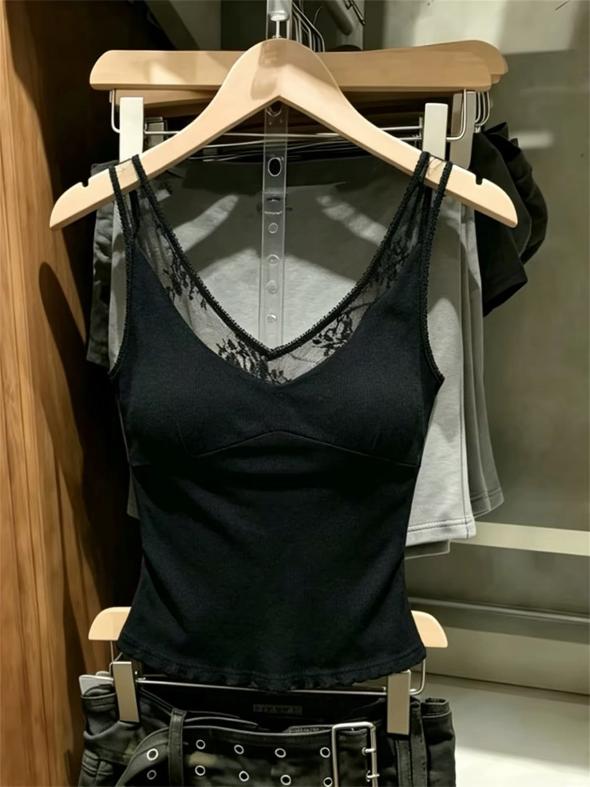 Women's Black Sleeveless V-Neck Camisole with Lace Paneling – Chic Korean-Style Summer Top Suitable for Outerwear