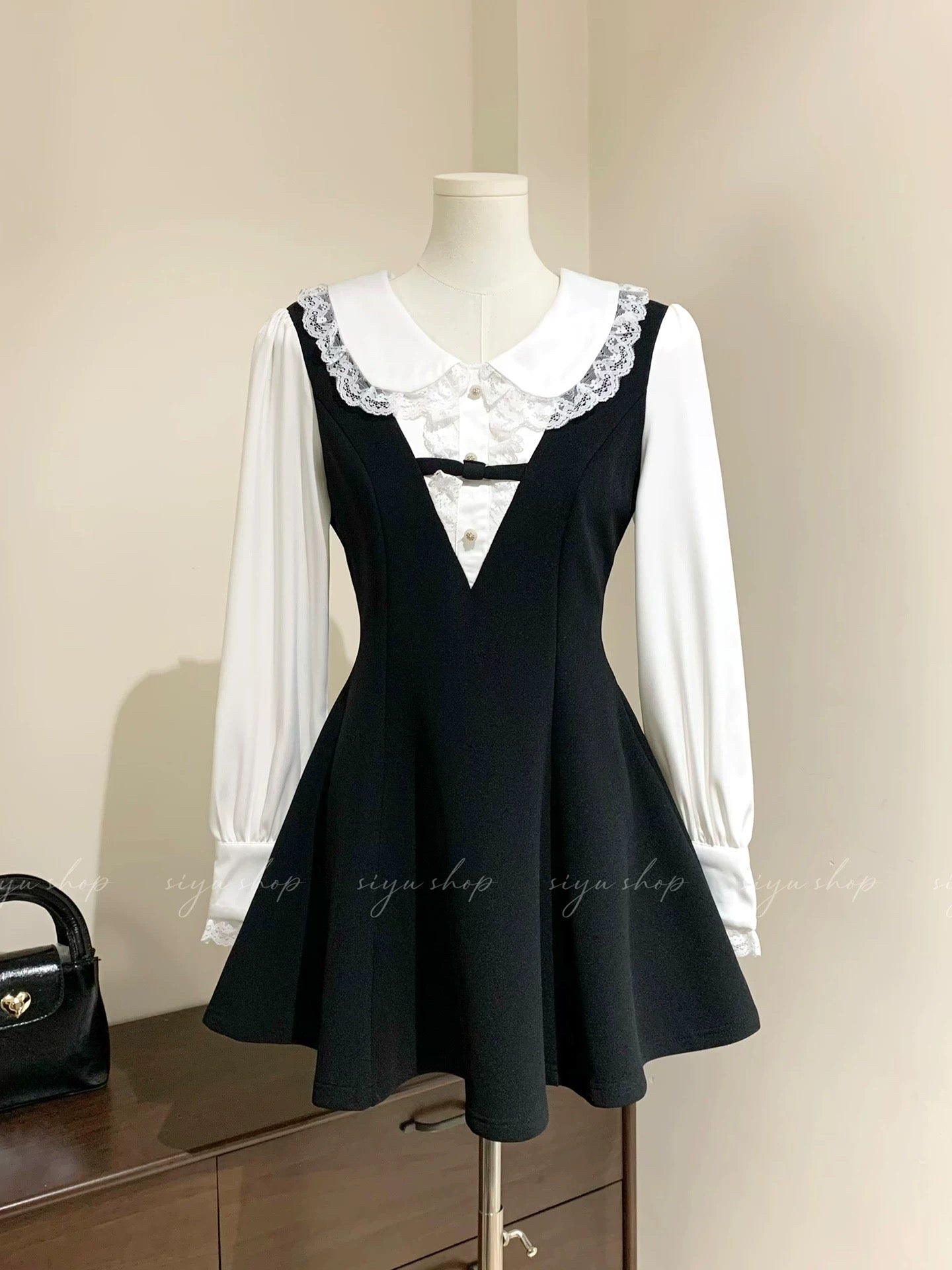 New Little Hepburn Style/Fleece-lined! A stunningly fitted black dress with a lace Peter Pan collar and a layered design, featuring long sleeves.