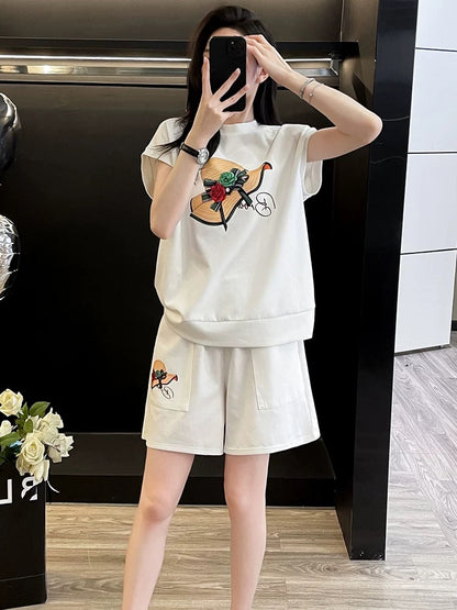 Comfortable lazy style casual sports suit for women 2025 summer fashion age-reducing white short-sleeved top and shorts two-piece suit