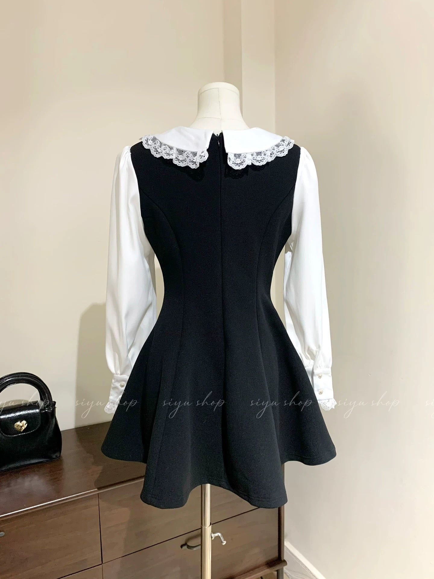New Little Hepburn Style/Fleece-lined! A stunningly fitted black dress with a lace Peter Pan collar and a layered design, featuring long sleeves.