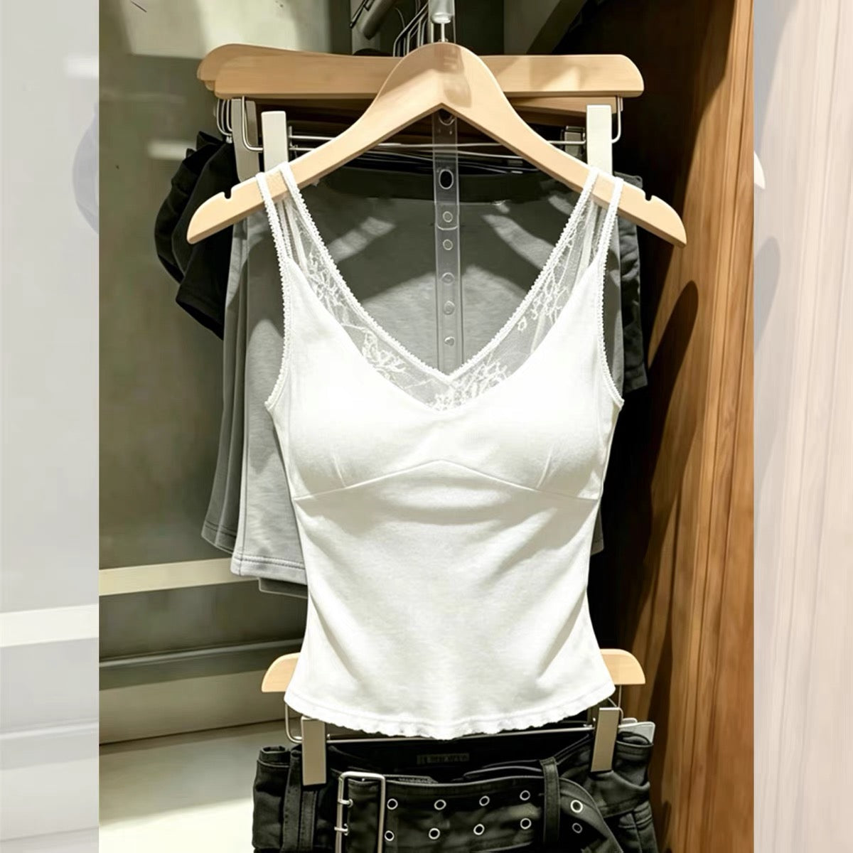 Women's Black Sleeveless V-Neck Camisole with Lace Paneling – Chic Korean-Style Summer Top Suitable for Outerwear