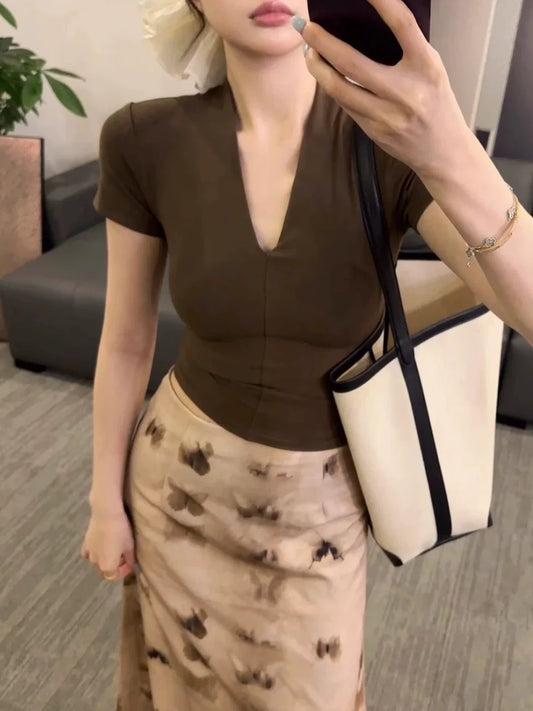 This year's popular coffee color V-neck short-sleeved T-shirt for women 2025 summer new style slimming super beautiful unique beautiful tops