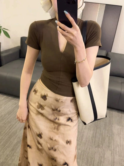 This year's popular coffee color V-neck short-sleeved T-shirt for women 2025 summer new style slimming super beautiful unique beautiful tops