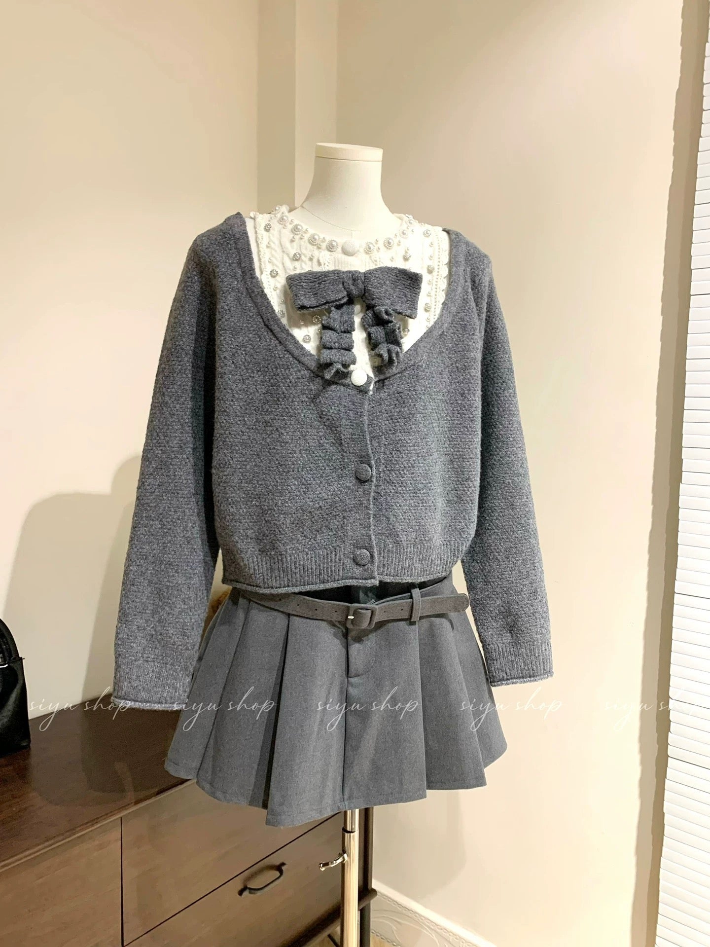 Heavy-duty beaded bow gray faux two-piece top + color-blocked woolen skirt set for elegant women in autumn and winter.