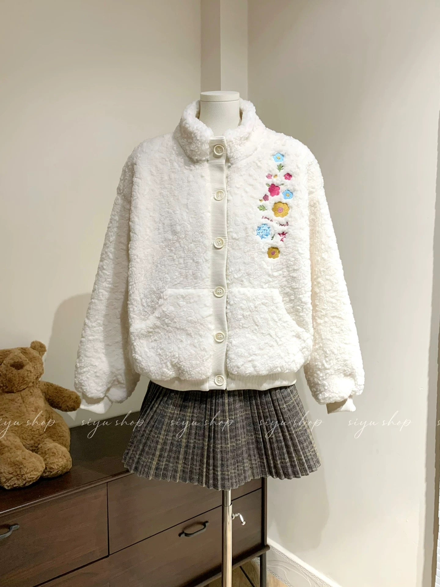 Casual and versatile floral embroidered knit patchwork stand collar fur coat, loose fit, warm for autumn and winter.