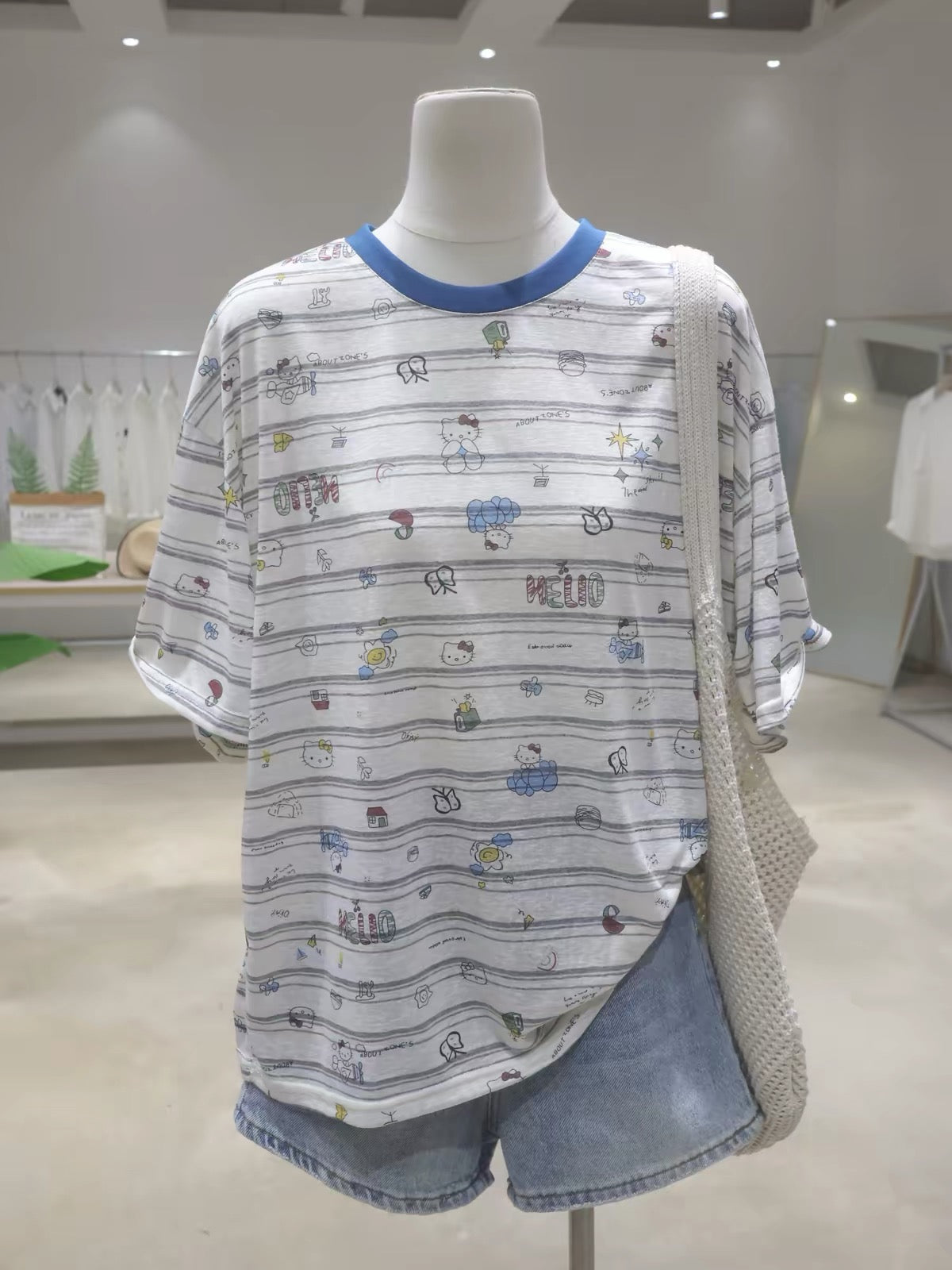 Breathable, youthful-look striped T-shirt featuring a Hello Kitty cartoon print—a versatile, loose-fitting, and slimming short-sleeve style for women, new for Summer 2026