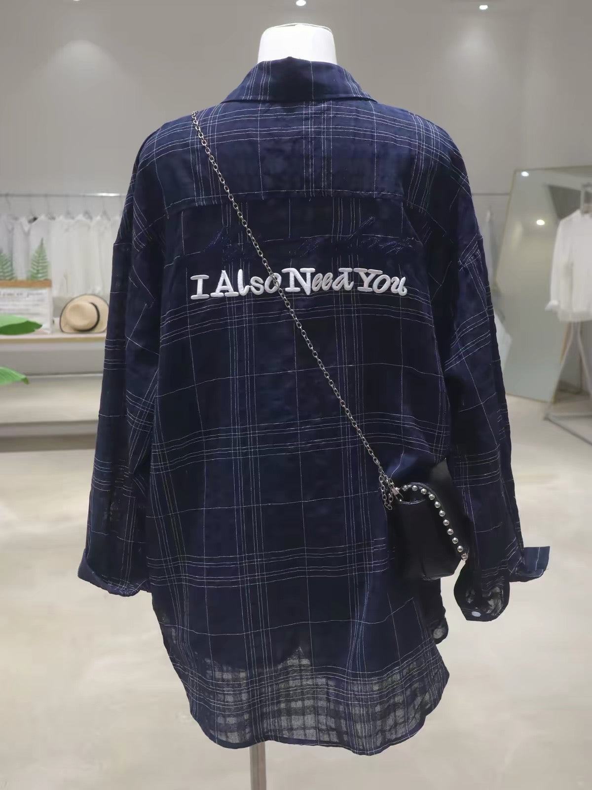Korean-style breathable cotton plaid long-sleeve shirt for women; loose, mid-length fit; featuring elaborate, dimensional letter embroidery (Summer 2026).