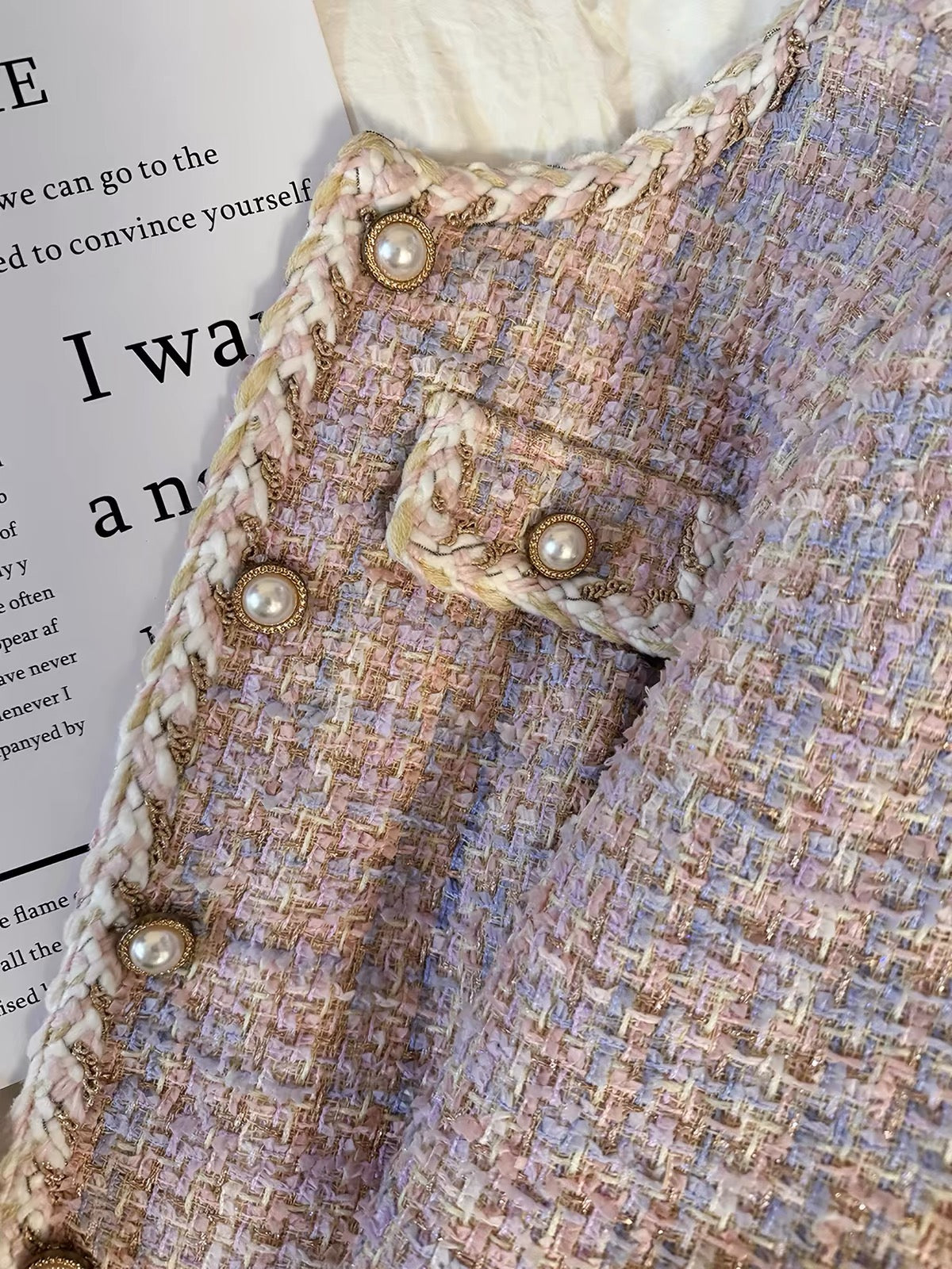 Women's exquisite mauve-pink tweed short jacket—a stylish, versatile "-style" piece for Autumn/Winter 2026.