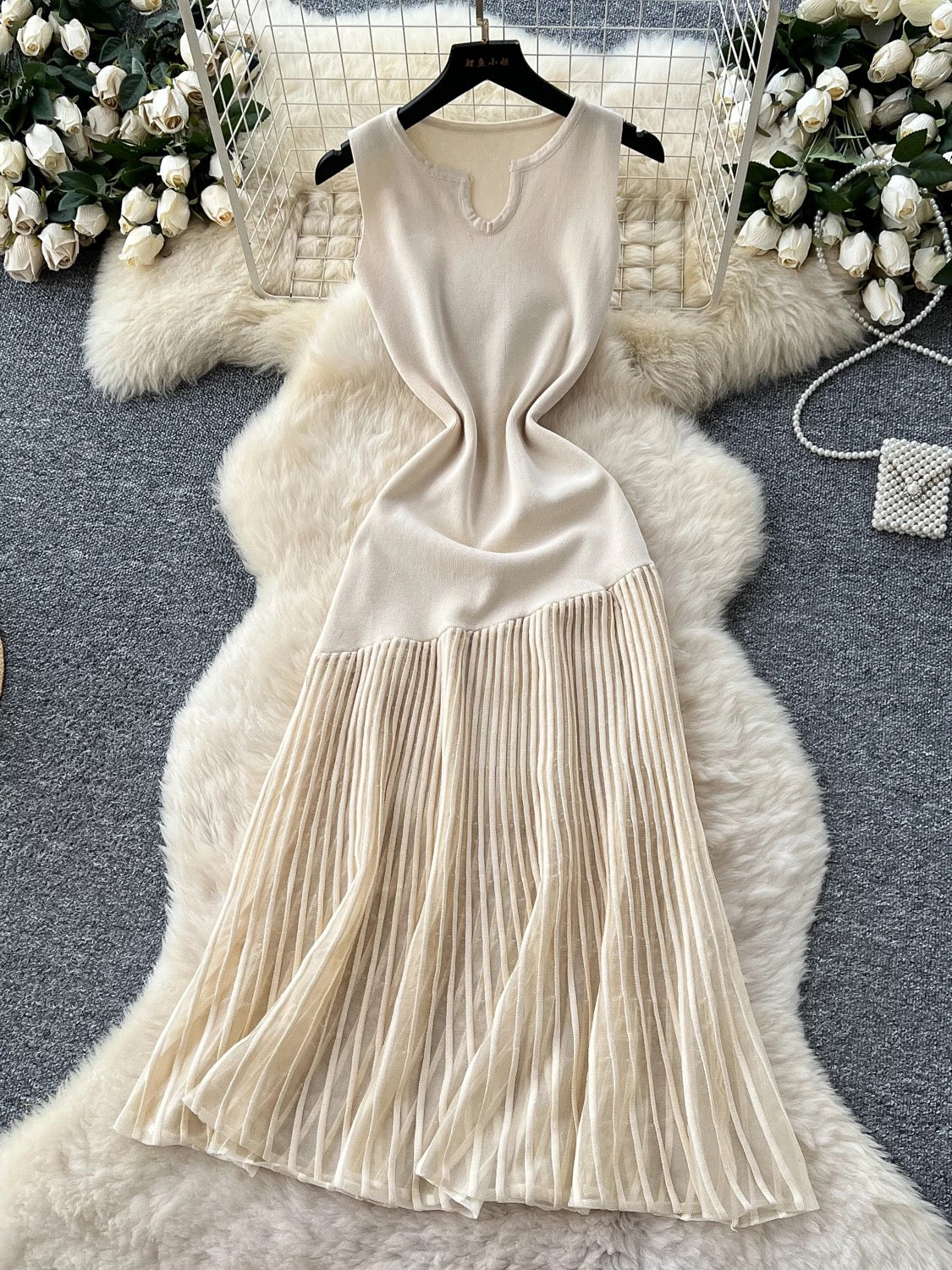 High-end knitted patchwork irregular mesh dress for women, summer French style, slimming and elegant sleeveless long dress.