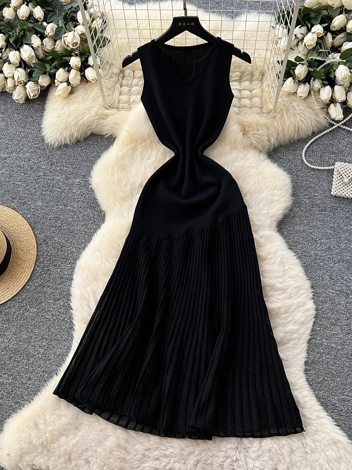 High-end knitted patchwork irregular mesh dress for women, summer French style, slimming and elegant sleeveless long dress.