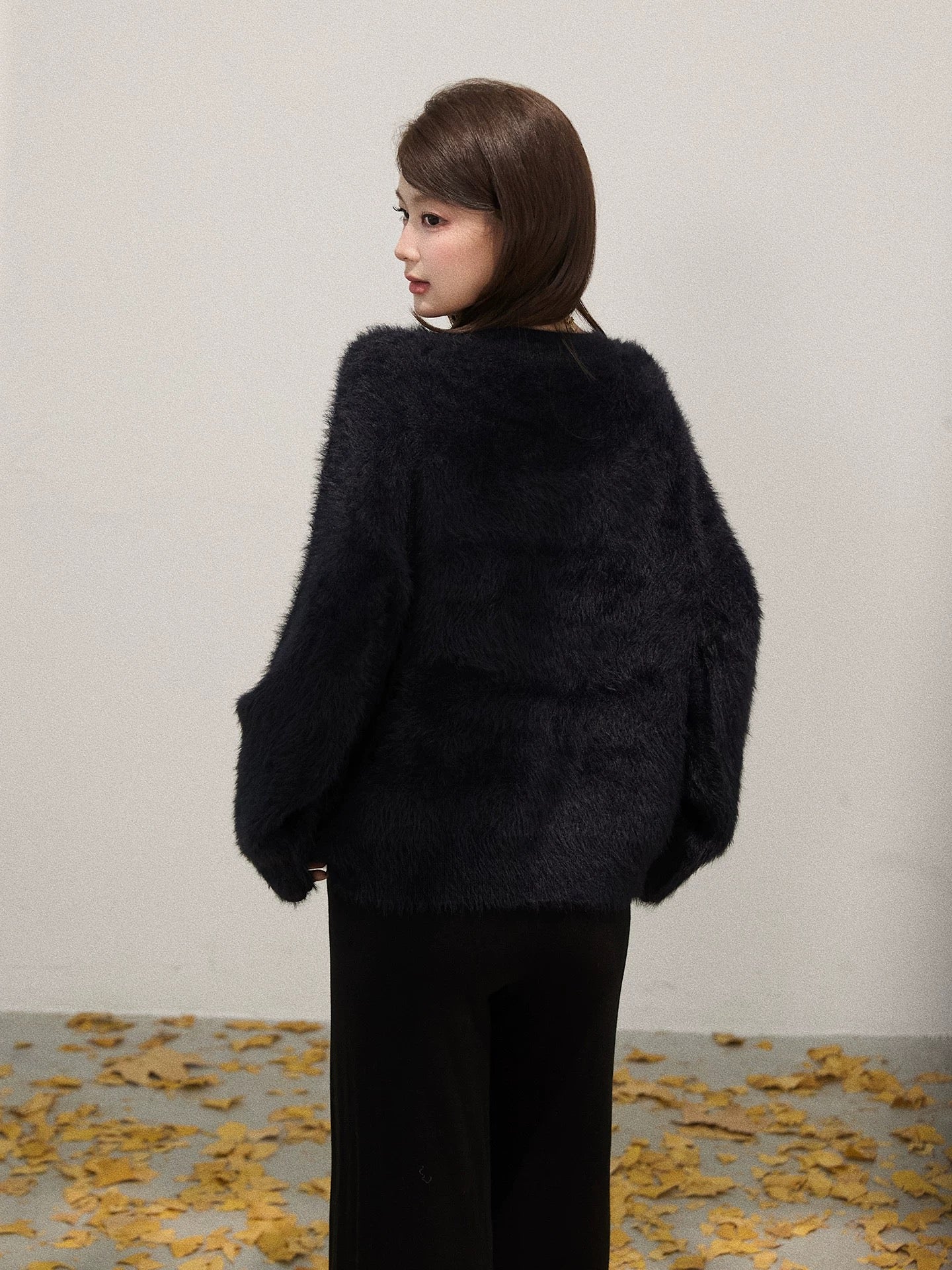 Xie Bu Rou deep V-neck plush long-sleeved sweater for women autumn lazy loose simple pullover outer wear warm top