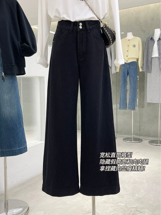 The classic black fleece straight-leg loose-fitting jeans are perfect for everyday wear.