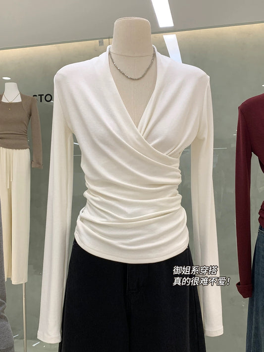 A light goddess feeling, overlapping V-neck long-sleeved shirt, slimming top, the same cherry red as the star's spring outfit