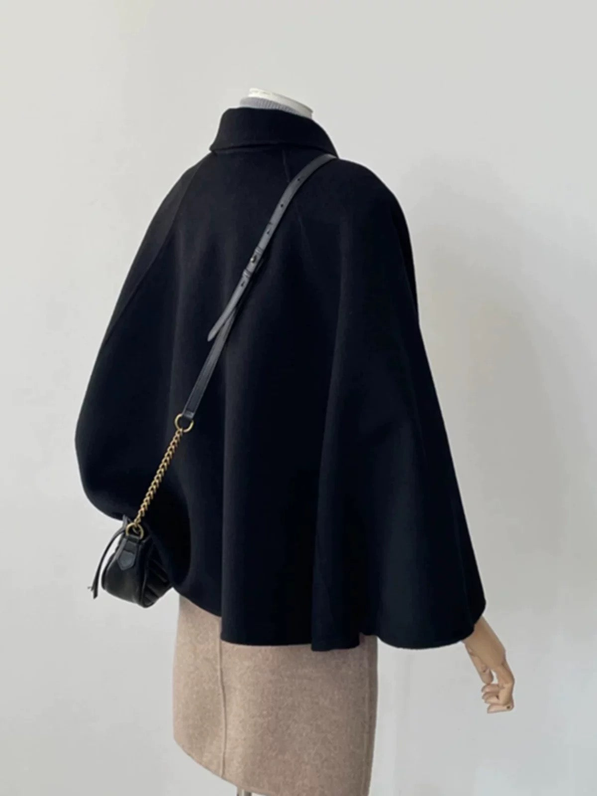 Plus size women's clothing 2025 new small black cape woolen coat winter high-end temperament lady woolen