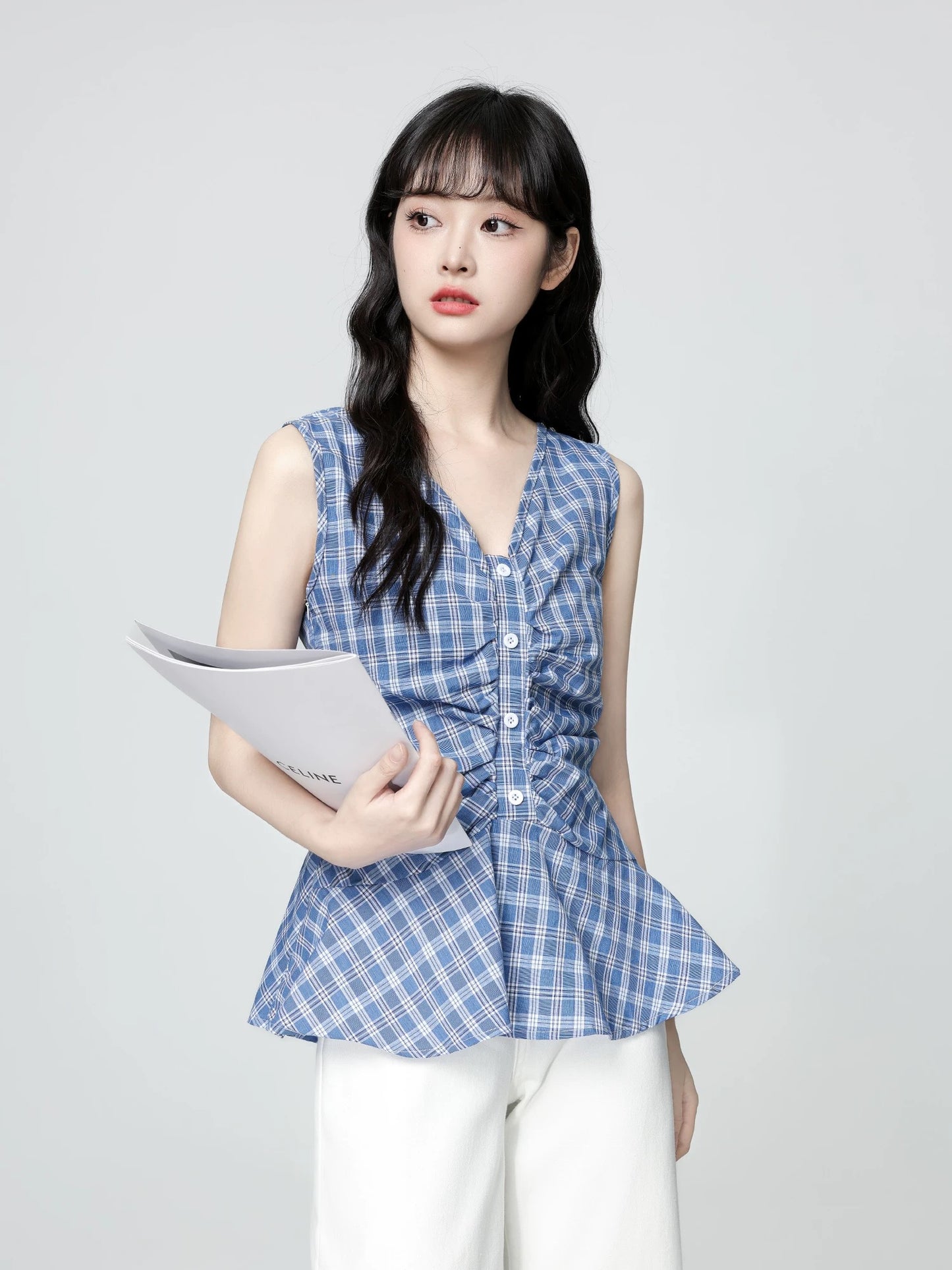 French V-neck plaid camisole for women to wear as outerwear in 2025 summer new style with pleated waist and sleeveless top