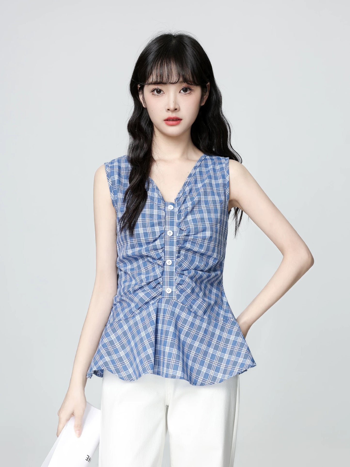 French V-neck plaid camisole for women to wear as outerwear in 2025 summer new style with pleated waist and sleeveless top