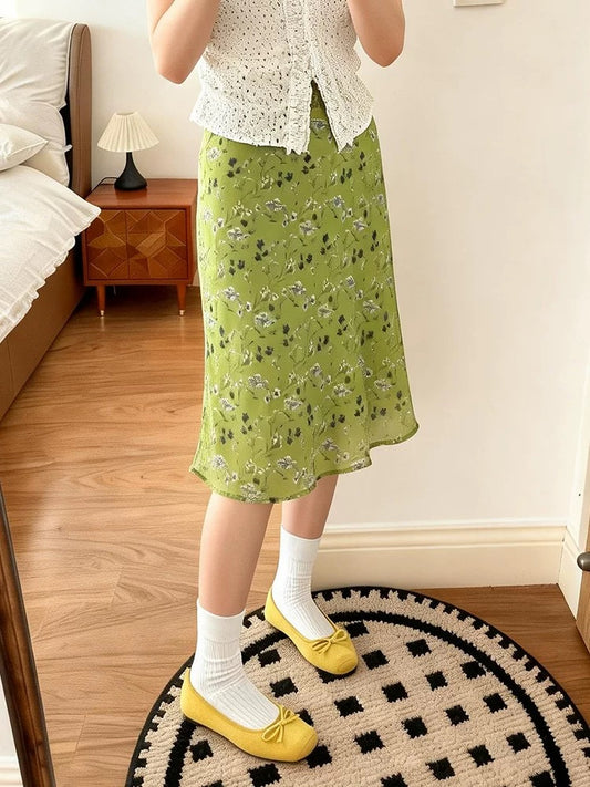Plus-size green floral print midi skirt for spring and summer, slimming A-line chiffon mesh skirt, slightly chubby midi skirt.