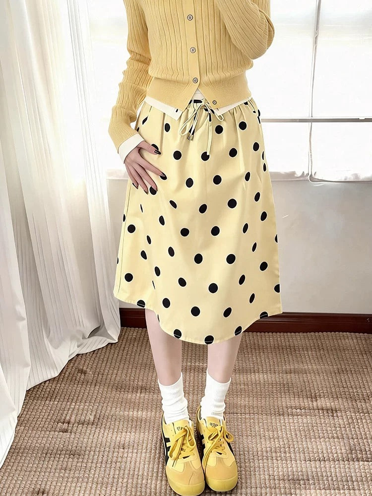 Plus-size polka dot midi skirt with elastic waist for spring and summer, perfect for curvy women. Yellow midi skirt, flattering and stylish.