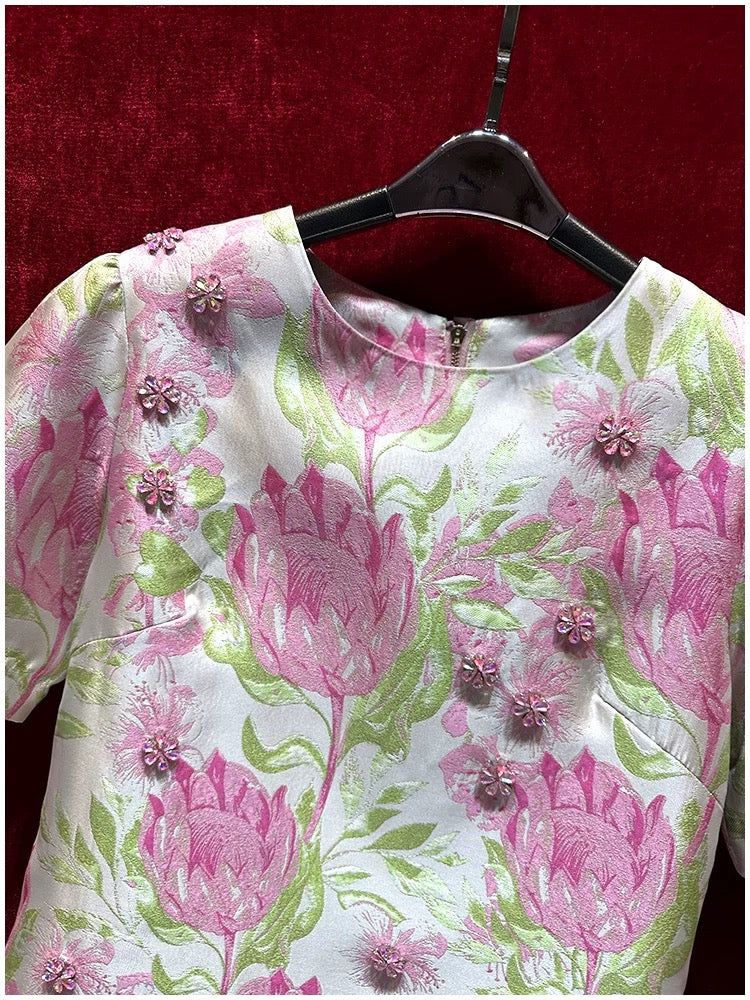 Art jacquard diamond-encrusted short-sleeved loose-waist niche non-contrasting high-end exquisite dress with feminine temperament 2024 new style