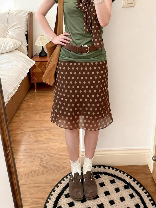 Plus-size polka dot high-waisted midi skirt in brown, perfect for spring and summer. A versatile bodycon skirt in a midi length.