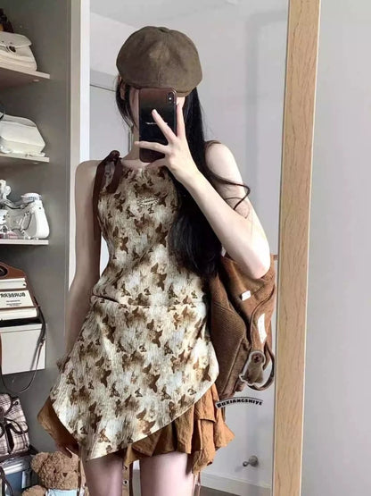 Millennial hotties wear a complete set of summer American retro printed camisole tops and skirts two-piece suit