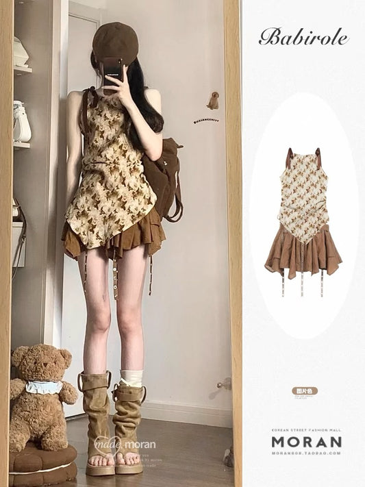 Millennial hotties wear a complete set of summer American retro printed camisole tops and skirts two-piece suit