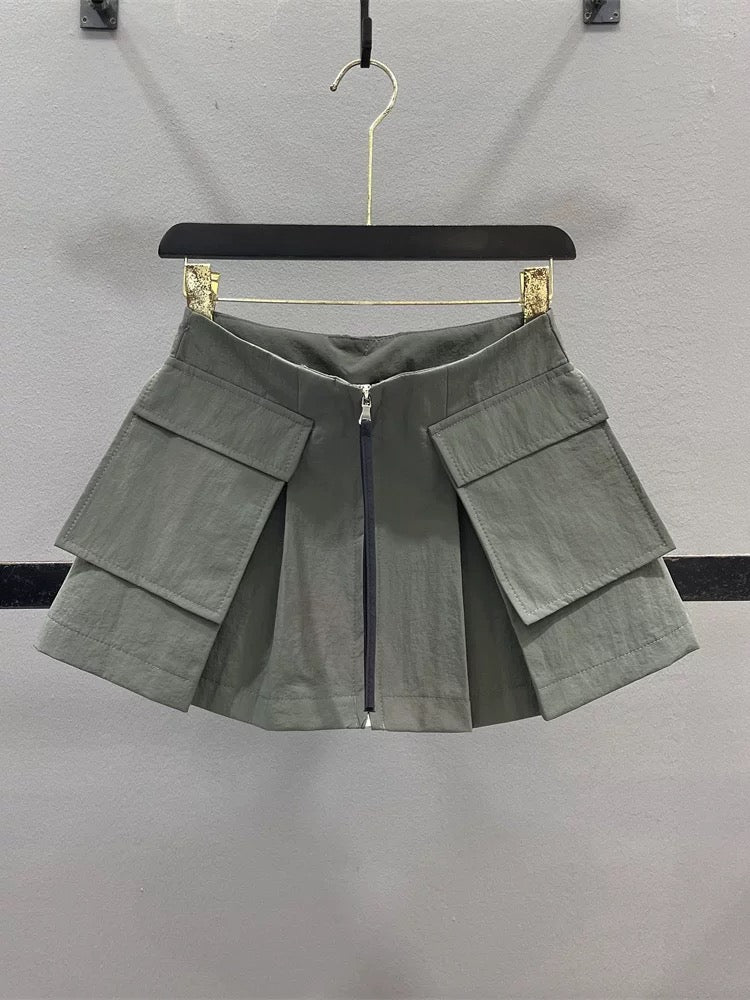 American-style cargo skirt with large pockets, new summer 2026 design, zippered casual A-line pleated mini skirt for women.