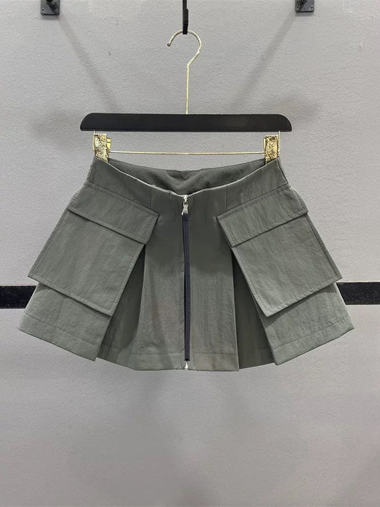 American-style cargo skirt with large pockets, new summer 2026 design, zippered casual A-line pleated mini skirt for women.