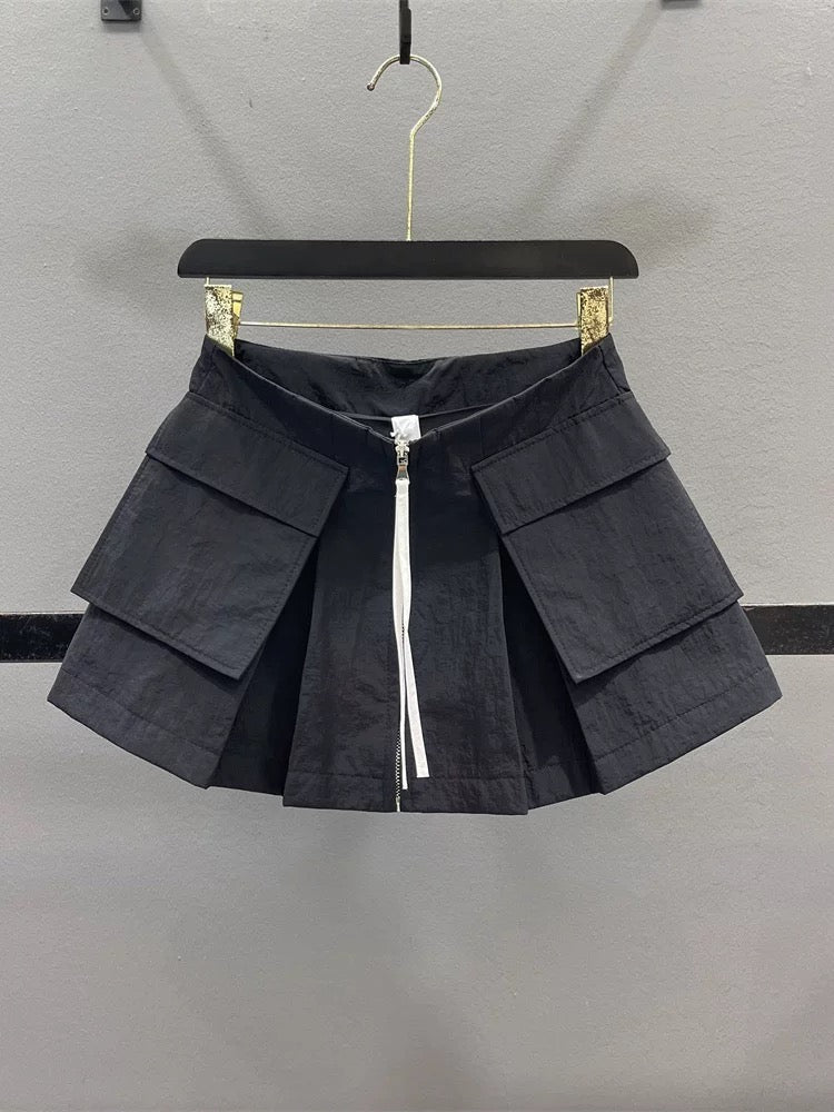 American-style cargo skirt with large pockets, new summer 2026 design, zippered casual A-line pleated mini skirt for women.