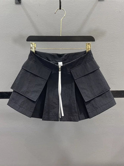 American-style cargo skirt with large pockets, new summer 2026 design, zippered casual A-line pleated mini skirt for women.