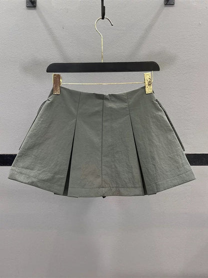 American-style cargo skirt with large pockets, new summer 2026 design, zippered casual A-line pleated mini skirt for women.
