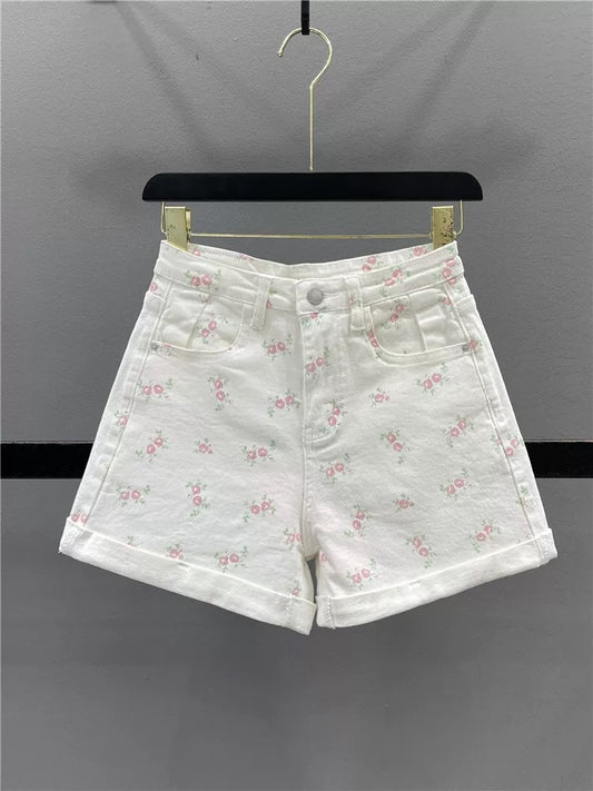 Sweet floral print white denim shorts for women, summer 2026, youthful, high-waisted, slimming, rolled-up A-line wide-leg hot pants.