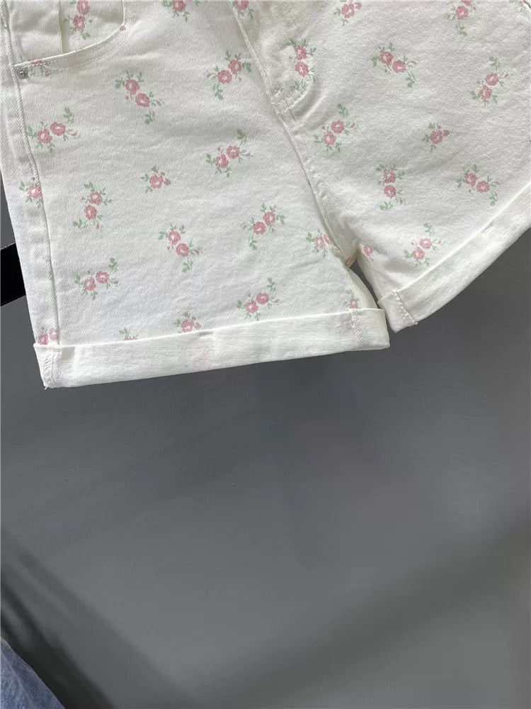 Sweet floral print white denim shorts for women, summer 2026, youthful, high-waisted, slimming, rolled-up A-line wide-leg hot pants.
