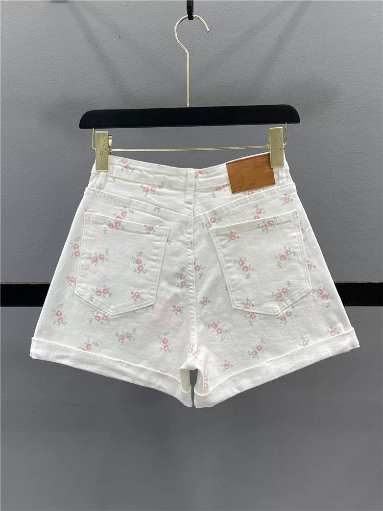 Sweet floral print white denim shorts for women, summer 2026, youthful, high-waisted, slimming, rolled-up A-line wide-leg hot pants.