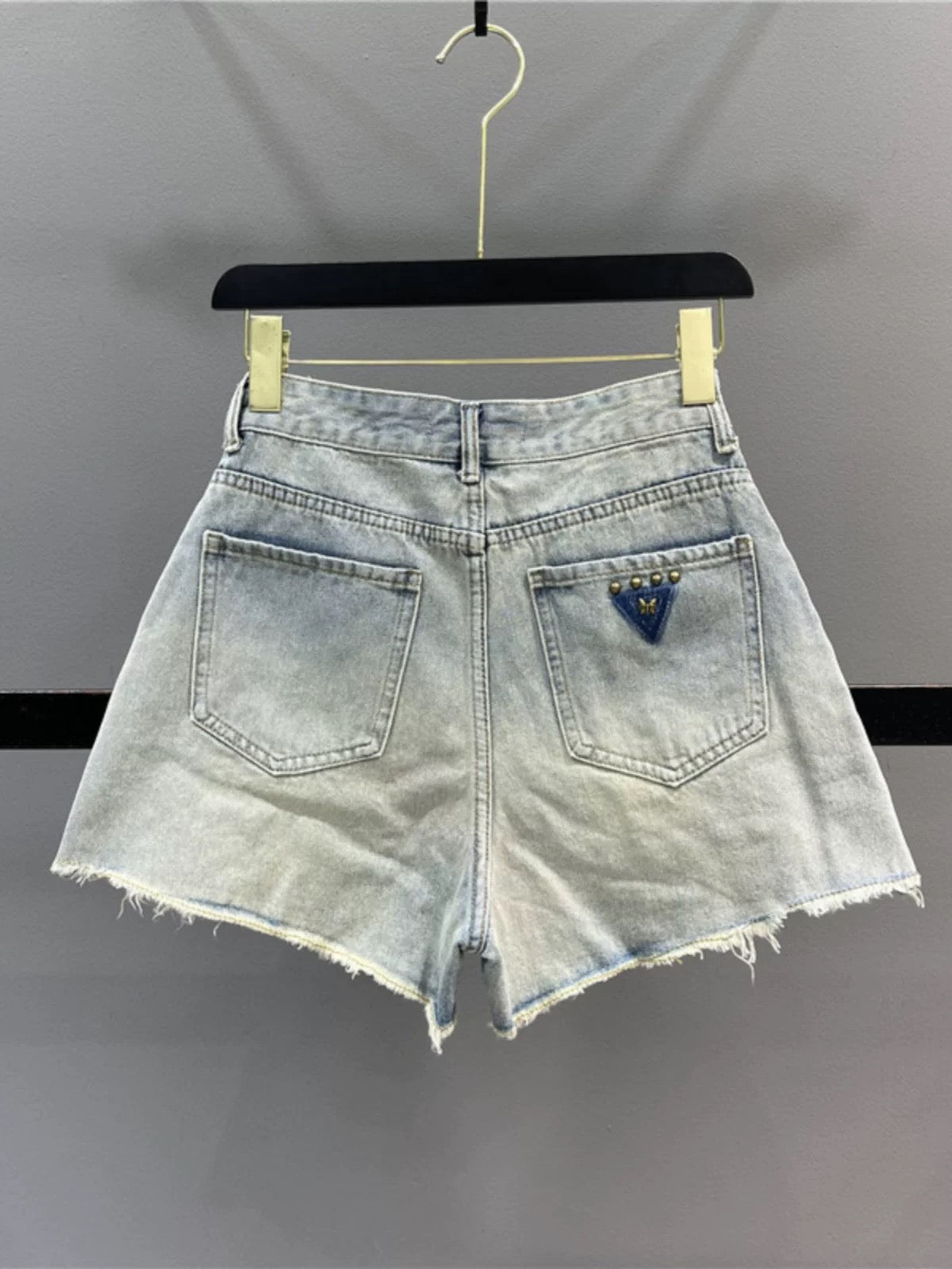 Retro studded lace patchwork denim shorts for women, 2026 summer, high-waisted, slimming A-line, slit wide-leg hot pants.