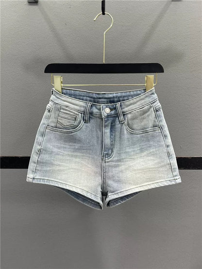 American retro pink denim shorts for women, 2026 summer, stretchy, hip-hugging, slimming A-line wide-leg pants, hot girl style.