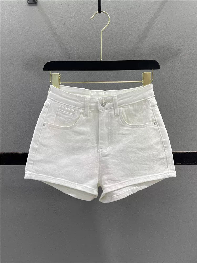 American retro pink denim shorts for women, 2026 summer, stretchy, hip-hugging, slimming A-line wide-leg pants, hot girl style.