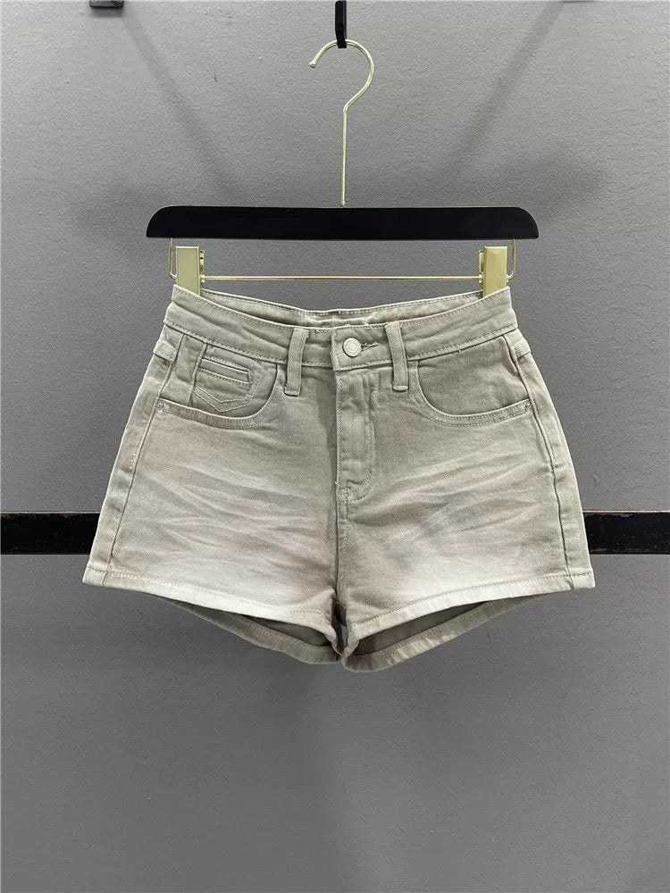 American retro pink denim shorts for women, 2026 summer, stretchy, hip-hugging, slimming A-line wide-leg pants, hot girl style.