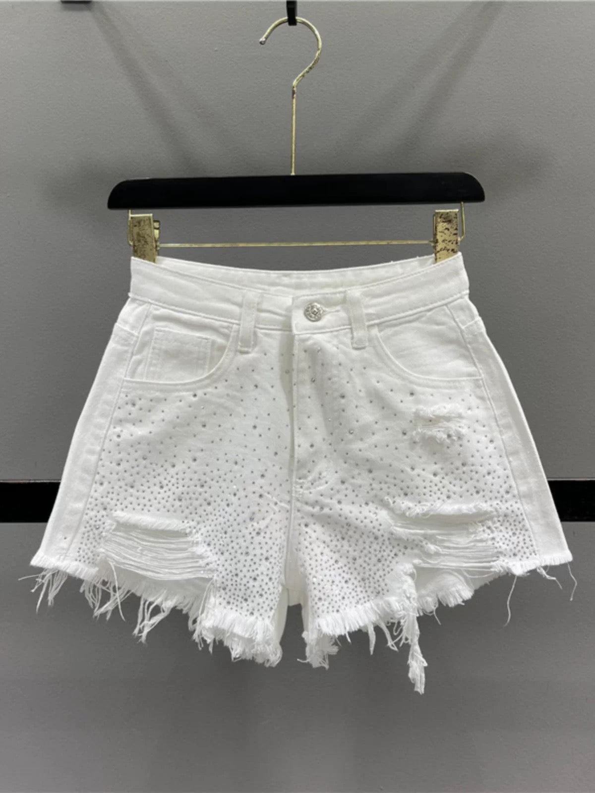 Women's heavy-duty rhinestone denim shorts, 2026 summer new style, high-waisted, slimming, hot girl style, ripped and frayed hem, wide-leg hot pants, trendy.