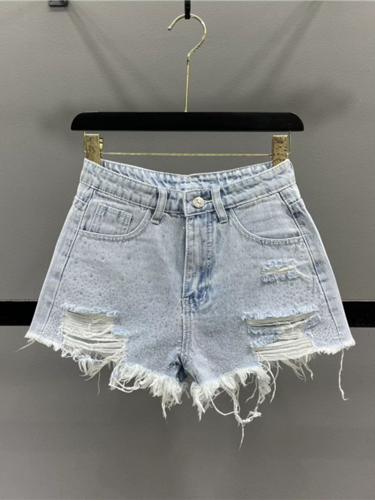 Women's heavy-duty rhinestone denim shorts, 2026 summer new style, high-waisted, slimming, hot girl style, ripped and frayed hem, wide-leg hot pants, trendy.