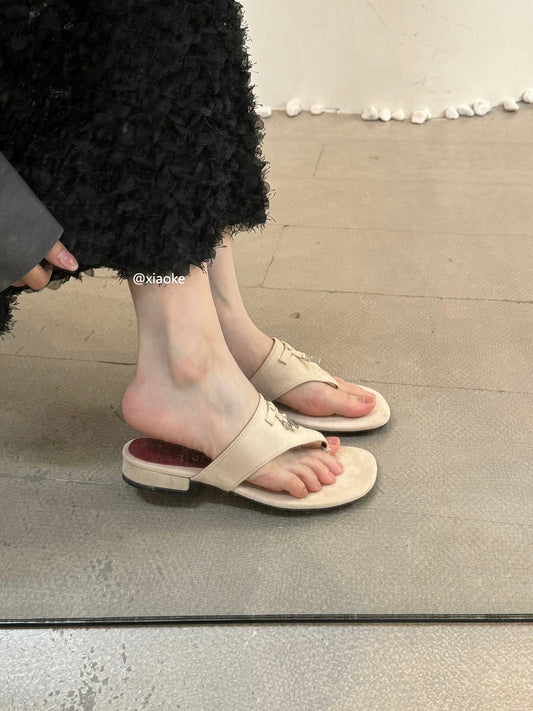 Unique and stylish 2025 summer French-style low-heeled chunky-heeled flip-flops for women, perfect for vacations and beaches.