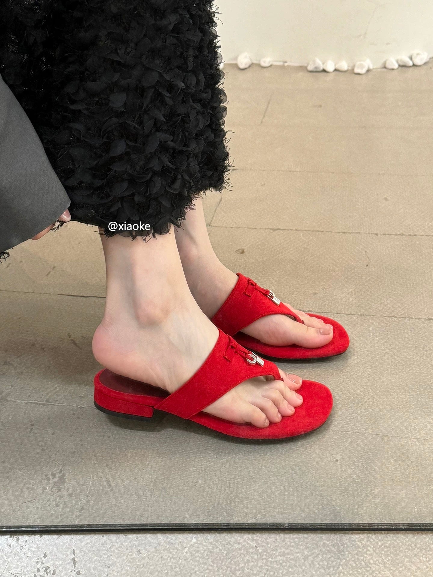 Unique and stylish 2025 summer French-style low-heeled chunky-heeled flip-flops for women, perfect for vacations and beaches.