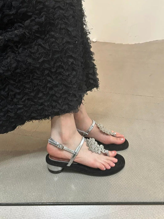 French-style fashionable flat flip-flops Roman sandals for women, new summer 2024 style, perfect for wearing with skirts and as beach sandals.