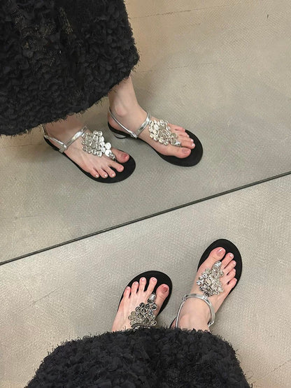 French-style fashionable flat flip-flops Roman sandals for women, new summer 2024 style, perfect for wearing with skirts and as beach sandals.