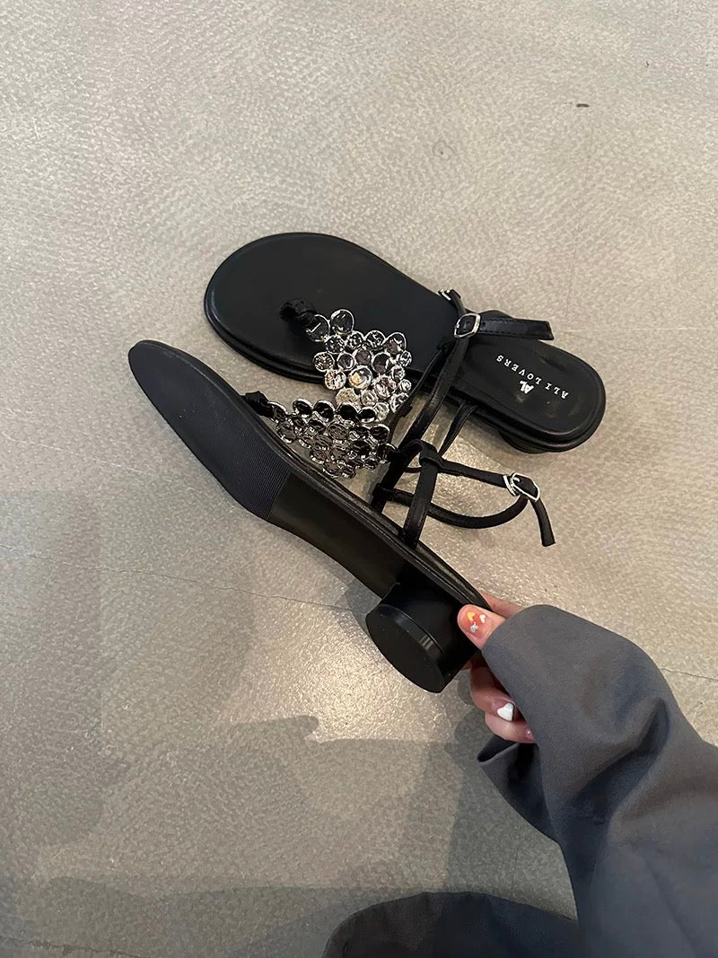 French-style fashionable flat flip-flops Roman sandals for women, new summer 2024 style, perfect for wearing with skirts and as beach sandals.