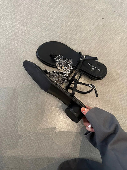 French-style fashionable flat flip-flops Roman sandals for women, new summer 2024 style, perfect for wearing with skirts and as beach sandals.