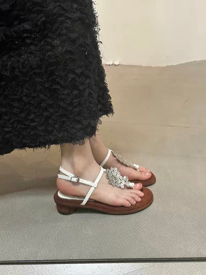 French-style fashionable flat flip-flops Roman sandals for women, new summer 2024 style, perfect for wearing with skirts and as beach sandals.