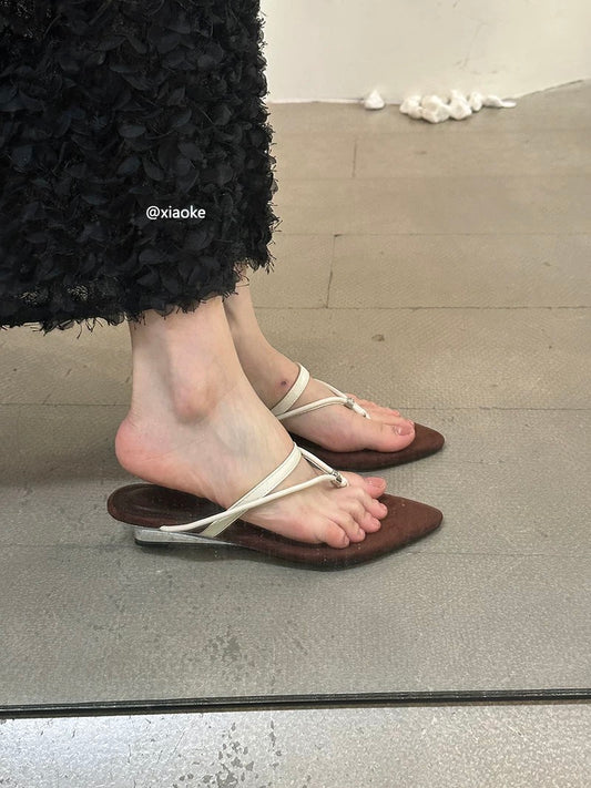 French-style exquisite flip-flops for women, perfect for summer wear, flat, 2025 new style, suitable for pairing with skirts, mid-heel sandals.